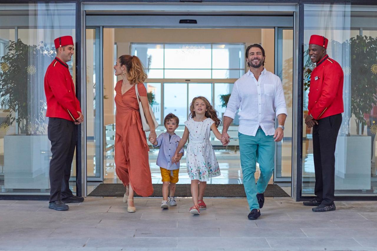 Bahia Principe Fantasia Tenerife San Miguel de Abona Exterior photo Family at the entrance of a hotel
